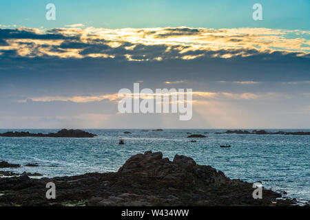 Il sole che tramonta sulla Baia di Cobo, Guernsey, Isole del Canale della Manica UK Foto Stock