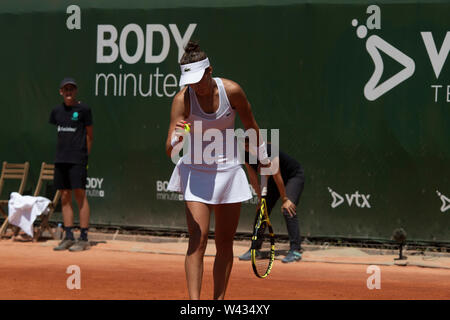 Losanna, Svizzera. 19 Luglio, 2019. Lausanne-Switzerland, 19/07/2019: Bernarda Pera di Stati Uniti di riparare a servire contro Han Xinyun della Cina durante il match dei quarti di finale delle singole donne al Ladies Open Lausanne 2019, WTA Credito: Eric Dubost/Pacific Press/Alamy Live News Foto Stock