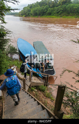 Salire a bordo di una barca sul fiume Tambopata, Amazzonia, Perù, Sud America Foto Stock