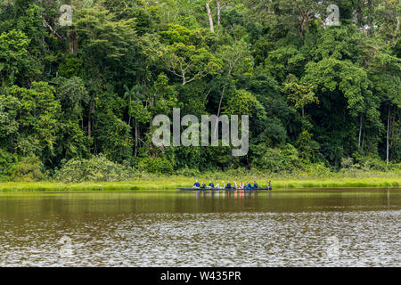 I turisti in un lungo stile di Canoa Lago boaton Condenado, lanca nella giungla vicino al fiume Tambopata, Amazzonia, Perù, Sud America Foto Stock