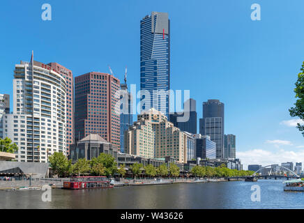 Eureka Tower e altri alti edifici su Southbank visto oltre il Fiume Yarra, Melbourne, Victoria, Australia Foto Stock