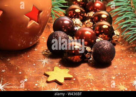 Natale decorativo baubles marrone e lanterna con candela - corona sul tavolo Foto Stock