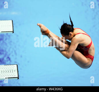 (190719) -- GWANGJU, luglio 19, 2019 (Xinhua) -- Wang Han della Cina compete durante le donne 3m Springboard Finale di immersioni evento in campionati del Mondo di nuoto FINA a Gwangju, Corea del Sud, il 19 luglio 2019. (Xinhua/Li pista) Foto Stock