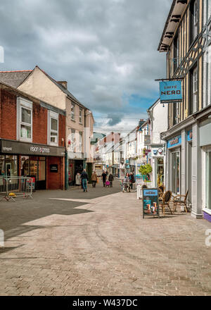 Vista di Frogmore Street ad Abergavenny, Galles. Foto Stock