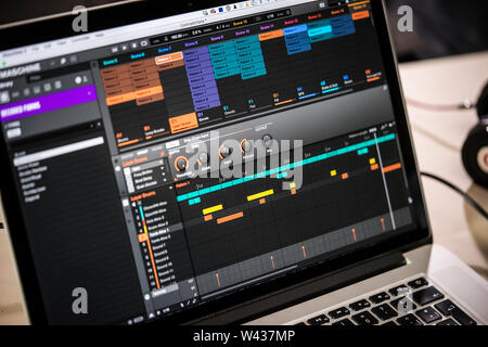 Native Instruments Maschine il software di produzione musicale in uso su un Apple Macbook Foto Stock
