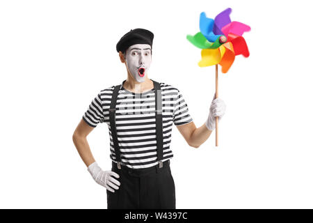 Mime tenendo una filatura girandola colorata isolati su sfondo bianco Foto Stock