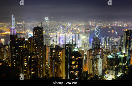 Hong Kong - 30 dic 2014. Paesaggio di Hong Kong di notte. Hong Kong si è classificato al secondo posto nel mondo per la maggior parte miliardari pro capite. Foto Stock