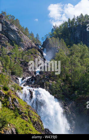 Unico (Latefoss Latefossen) cascata con due flussi di giunzione sulla Norwegian Strada Nazionale 13, una popolare attrazione turistica in Odda, Hordaland county, Foto Stock