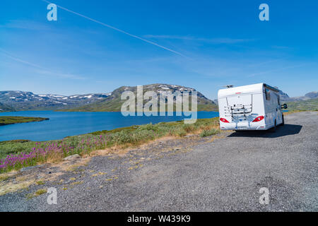 ROGALAND, Norvegia - 27 luglio 2018: camper parcheggiato di fronte la ruvida della Norvegia meridionale paesaggio di Rogaland Foto Stock