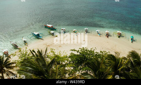 Isola tropicale nell'oceano con palme sulla spiaggia di sabbia bianca. Isola Guyam, Filippine, Siargao. Estate viaggi e concetto di vacanza Foto Stock
