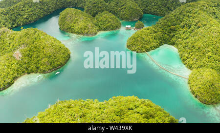 Vista aerea della laguna Sugba. Bellissimo paesaggio con mare blu lagoon, Parco Nazionale, Siargao Island, Filippine. Estate viaggi e concetto di vacanza. Foto Stock