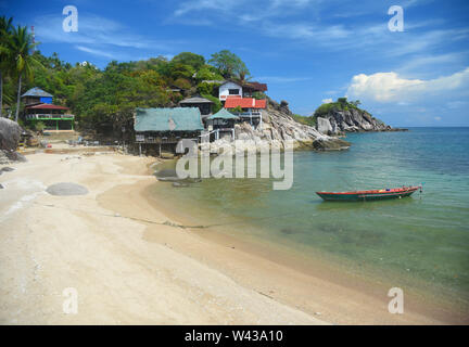 Una vista della spiaggia guardando a sud dal Banana rock bar con Capo Je Ta Kang in background. Foto Stock