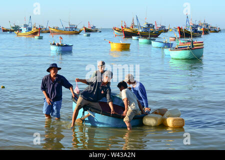 Phan Thiet, Vietnam - Mar 19, 2016. Persone con carrello barca sul mare in Mui Ne town, Phan Thiet, Vietnam. Mui ne è una pesca costiera cittadina nel Bi Foto Stock