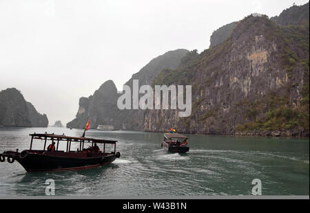 Il Vietnam, 2 Aprile 2019: Baia di Halong in Vietnam. UNESCO - Sito Patrimonio dell'umanità. La maggior parte dei popolari vista per viaggiare nella baia di Halong. Foto Stock