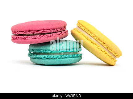 Torta macaron o amaretto o amaretto francese isolati su sfondo bianco vista superiore Foto Stock