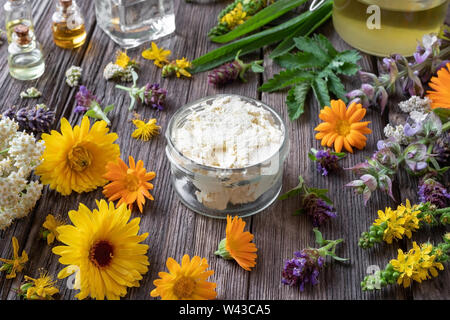 In casa crema per la pelle fatta dal burro di karitè, erbe officinali e oli essenziali Foto Stock