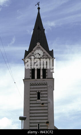 Il 12 aprile 1993 durante l'assedio di Sarajevo: bullet e buchi nella torre dell orologio della chiesa della Santissima Trinità a Sniper Alley (Zmaja od Bosne), in Dolac Malta area della città. Foto Stock