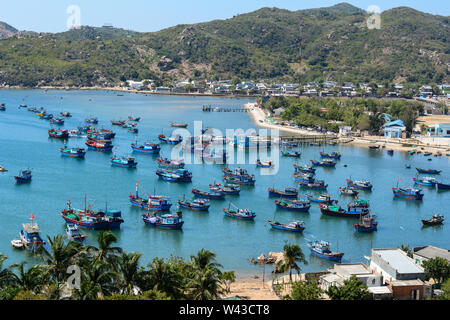 Molte barche di legno docking al villaggio di pescatori di Nha Trang, Vietnam. Nha Trang è una città di mare del Sud Costa Centrale del Vietnam. Foto Stock