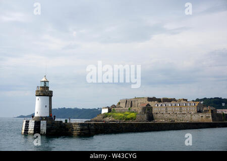 Castle Cornet e faro di St Peter Port Guernsey. Foto Stock