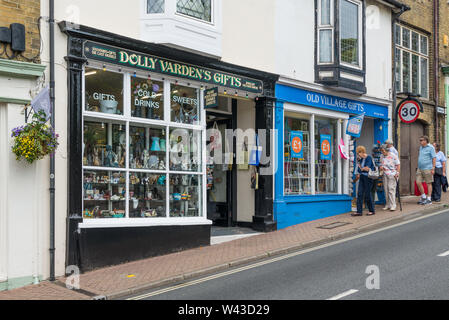 I turisti in street window shopping al di fuori del vecchio villaggio di regali e Dolly Varden's regali in High Street, Shanklin, Isola di Wight. Foto Stock