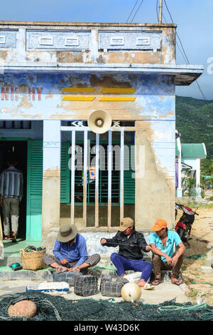 Binh Thuan, Vietnam - Jan 27, 2016. Le persone che lavorano in Co Thach villaggio di pescatori di Binh Thuan, Vietnam. Binh Thuan si trova sul paese sud cento Foto Stock