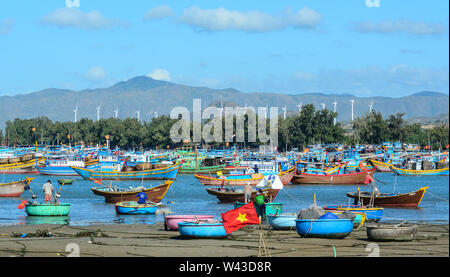 Nha Trang, Vietnam - Jan 28, 2016. Cestello imbarcazioni presso il piccolo molo pesca in Nha Trang, Vietnam. Nha Trang è città costiera a sud della Costa Centrale Foto Stock