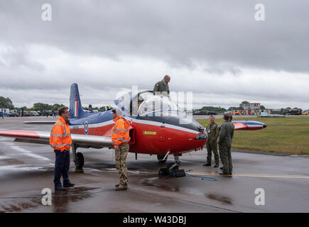 RAF Fairford, Glos, Regno Unito. Il 19 luglio 2019. Giorno 1 del Royal International Air Tattoo (RIAT) con velivoli militari provenienti da tutto il mondo per assemblaggio di più grande del mondo che airshow corre da 19-21 luglio. Giorno 1 battenti display è fortemente ridotta a causa della bassa base cloud, forte pioggia e vento. Immagine: visualizzazione statica di aerei militari sotto cieli grigi. Credito: Malcolm Park/Alamy Live News. Foto Stock
