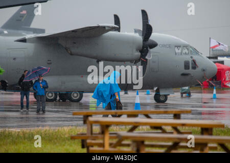 RAF Fairford, Glos, Regno Unito. Il 19 luglio 2019. Giorno 1 del Royal International Air Tattoo (RIAT) con velivoli militari provenienti da tutto il mondo per assemblaggio di più grande del mondo che airshow corre da 19-21 luglio. Giorno 1 battenti display è fortemente ridotta a causa della bassa base cloud, forte pioggia e vento. Immagine: visualizzazione statica di aerei militari sotto cieli grigi e piogge. Credito: Malcolm Park/Alamy Live News. Foto Stock