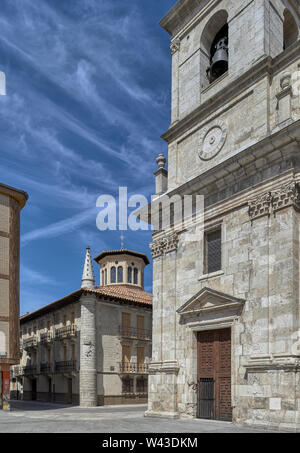 Casa de la Salamanca, con lo stemma di famiglia in pietra cubo, accanto alla Basilica di Santa Maria collegiata a Briviesca, Burgos, Spagna. Foto Stock