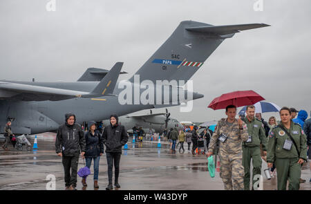 RAF Fairford, Glos, Regno Unito. Il 19 luglio 2019. Giorno 1 del Royal International Air Tattoo (RIAT) con velivoli militari provenienti da tutto il mondo per assemblaggio di più grande del mondo che airshow corre da 19-21 luglio. Giorno 1 battenti display è fortemente ridotta a causa della bassa base cloud, forte pioggia e vento. Immagine: visualizzazione statica di aerei militari sotto cieli grigi e piogge. Credito: Malcolm Park/Alamy Live News. Foto Stock