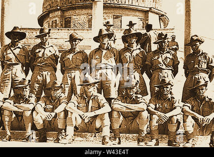 Durante la Seconda guerra mondiale - una fotografia stampata di quello che sembra essere truppe australiane in Medio Oriente o in Estremo Oriente (eventualmente ix divisione Egitto). Foto Stock