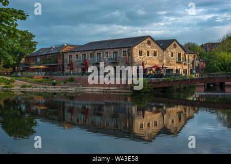 Exeter Quay o Quayside in inizio di mattina di luce. Devon, Inghilterra, Regno Unito. Foto Stock