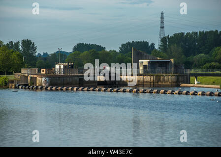 Trews weir alluvione sistema di difesa, Exeter Devon, Inghilterra, Regno Unito. Foto Stock