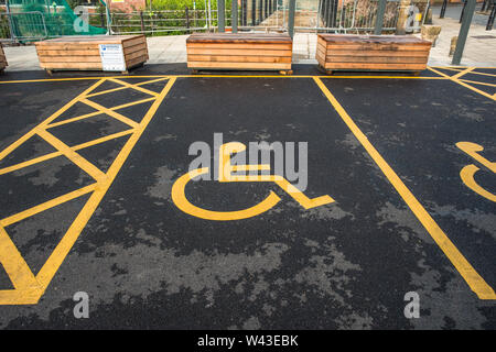 Blue Badge spazi di parcheggio a Exeter il Quayside nel Devon, Inghilterra, Regno Unito. Foto Stock