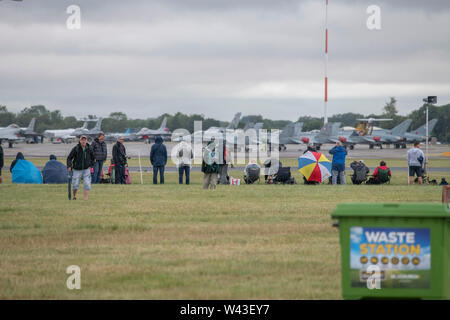 RAF Fairford, Glos, Regno Unito. Il 19 luglio 2019. Giorno 1 del Royal International Air Tattoo (RIAT) con velivoli militari provenienti da tutto il mondo per assemblaggio di più grande del mondo che airshow corre da 19-21 luglio. Giorno 1 battenti display è fortemente ridotta a causa della bassa base cloud, forte pioggia e vento. Immagine: linea di visitatori la pista sotto cieli grigi speranzoso per battenti visualizza. Credito: Malcolm Park/Alamy Live News. Foto Stock