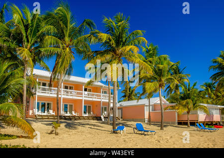 Little Cayman, Isole Cayman, Nov 2018, Little Cayman Beach Resort edifici sul foro del Sud Sound Foto Stock