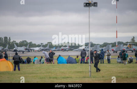 RAF Fairford, Glos, Regno Unito. Il 19 luglio 2019. Giorno 1 del Royal International Air Tattoo (RIAT) con velivoli militari provenienti da tutto il mondo per assemblaggio di più grande del mondo che airshow corre da 19-21 luglio. Giorno 1 battenti display è fortemente ridotta a causa della bassa base cloud, forte pioggia e vento. Immagine: linea di visitatori la pista sotto cieli grigi speranzoso per battenti visualizza. Credito: Malcolm Park/Alamy Live News. Foto Stock