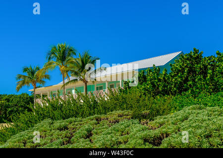 Little Cayman, Isole Cayman, Nov 2018, turchese Caribbean-Style casa sul foro del Sud Sound Foto Stock