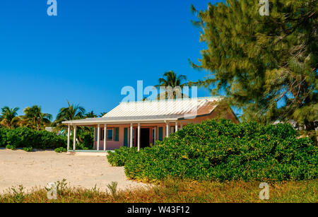 Little Cayman, Isole Cayman, Nov 2018, Rosa Caribbean-Style casa sul foro del Sud Sound Foto Stock