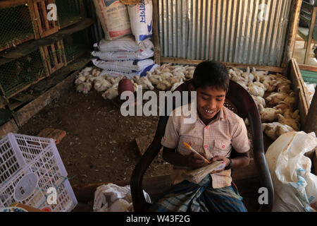 Febbraio 2, 2019 - Cox's Bazar, Ukhia, Bangladesh - un giovane rifugiato rohingya boy attende i clienti in un negozio a Balukhali Refugee Camp in Ukhia, Cox's Bazar..Più di mezzo milione di rifugiati Rohingya sono fuggiti in Bangladesh a partire dalla fine di agosto durante lo scoppio della violenza in stato di Rakhine in Myanmar. (Credito Immagine: © Sultan Mahmud Mukut/SOPA immagini via ZUMA filo) Foto Stock