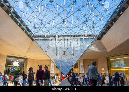 Parigi, Francia - 30 Settembre 2018: folla intorno a L rovesciata la piramide di vetro all'interno di metropolitana department store sotto la piramide iconico di Lo Foto Stock