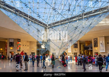 Parigi, Francia - 30 Settembre 2018: folla intorno a L rovesciata la piramide di vetro all'interno di metropolitana department store sotto la piramide iconico di Lo Foto Stock