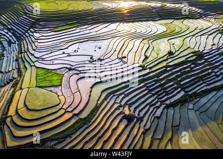 Acqua su terrazze vicino a Sapa, Lao Cai, Vietnam stessa eredità di mondo Ifugao terrazze di riso in Batad, northern Luzon, Filippine. Foto Stock