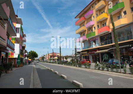 L'Albania, la penisola balcanica, Divjake, edifici decorati Foto Stock