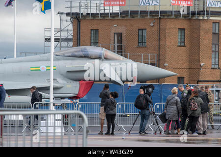 RAF Fairford, Glos, Regno Unito. Il 19 luglio 2019. Giorno 1 del Royal International Air Tattoo (RIAT) con velivoli militari provenienti da tutto il mondo per assemblaggio di più grande del mondo che airshow corre da 19-21 luglio. Giorno 1 battenti display è fortemente ridotta a causa della bassa base cloud, forte pioggia e vento. Immagine: visualizzazione statica di aerei militari sotto cieli grigi. Credito: Malcolm Park/Alamy Live News. Foto Stock