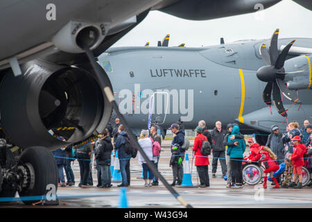 RAF Fairford, Glos, Regno Unito. Il 19 luglio 2019. Giorno 1 del Royal International Air Tattoo (RIAT) con velivoli militari provenienti da tutto il mondo per assemblaggio di più grande del mondo che airshow corre da 19-21 luglio. Giorno 1 battenti display è fortemente ridotta a causa della bassa base cloud, forte pioggia e vento. Immagine: visualizzazione statica di aerei militari sotto cieli grigi. Credito: Malcolm Park/Alamy Live News. Foto Stock