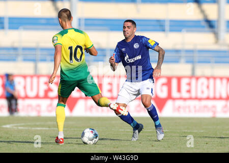 Lotte, Germania. 19 Luglio, 2019. Calcio: Test match, FC Schalke 04 - Norwich City da sinistra a destra Norwichs Moritz Leitner in un duello con Omar Schalkes Mascarell. Credito: Tim Rehbein/dpa/Alamy Live News Foto Stock