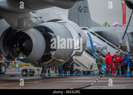 RAF Fairford, Glos, Regno Unito. Il 19 luglio 2019. Giorno 1 del Royal International Air Tattoo (RIAT) con velivoli militari provenienti da tutto il mondo per assemblaggio di più grande del mondo che airshow corre da 19-21 luglio. Giorno 1 battenti display è fortemente ridotta a causa della bassa base cloud, forte pioggia e vento. Immagine: visualizzazione statica di aerei militari sotto cieli grigi. Credito: Malcolm Park/Alamy Live News. Foto Stock