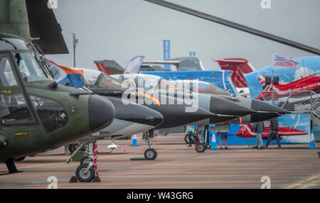RAF Fairford, Glos, Regno Unito. Il 19 luglio 2019. Giorno 1 del Royal International Air Tattoo (RIAT) con velivoli militari provenienti da tutto il mondo per assemblaggio di più grande del mondo che airshow corre da 19-21 luglio. Giorno 1 battenti display è fortemente ridotta a causa della bassa base cloud, forte pioggia e vento. Immagine: visualizzazione statica di aerei militari sotto cieli grigi. Credito: Malcolm Park/Alamy Live News. Foto Stock
