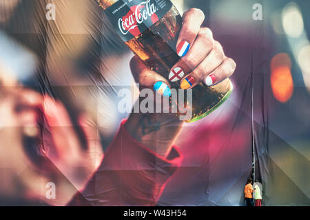 L'Albania, la penisola balcanica, Tirana, Piazza principale, Skanderberg, segno cocacola Foto Stock